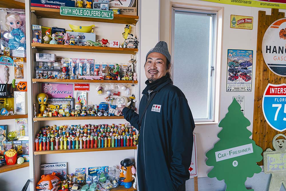 雑貨の横で説明をしているカーミットさん