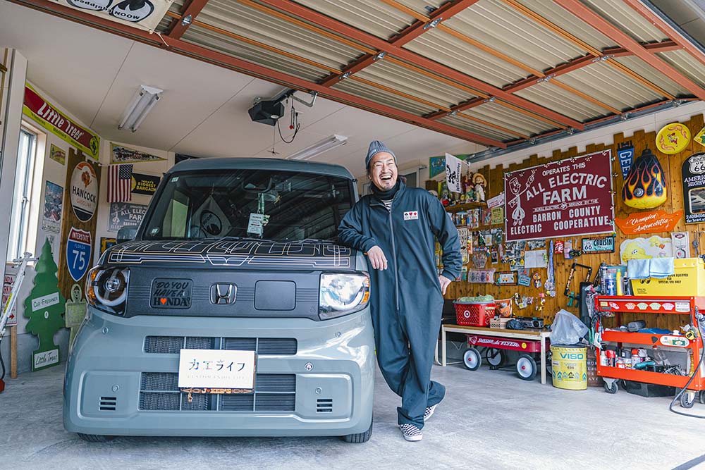 ガレージ内で愛車と共に笑顔で写るカーミットさん