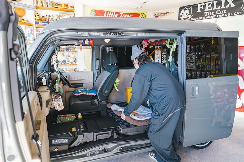 車中泊仕様にマットレスを敷いている様子
