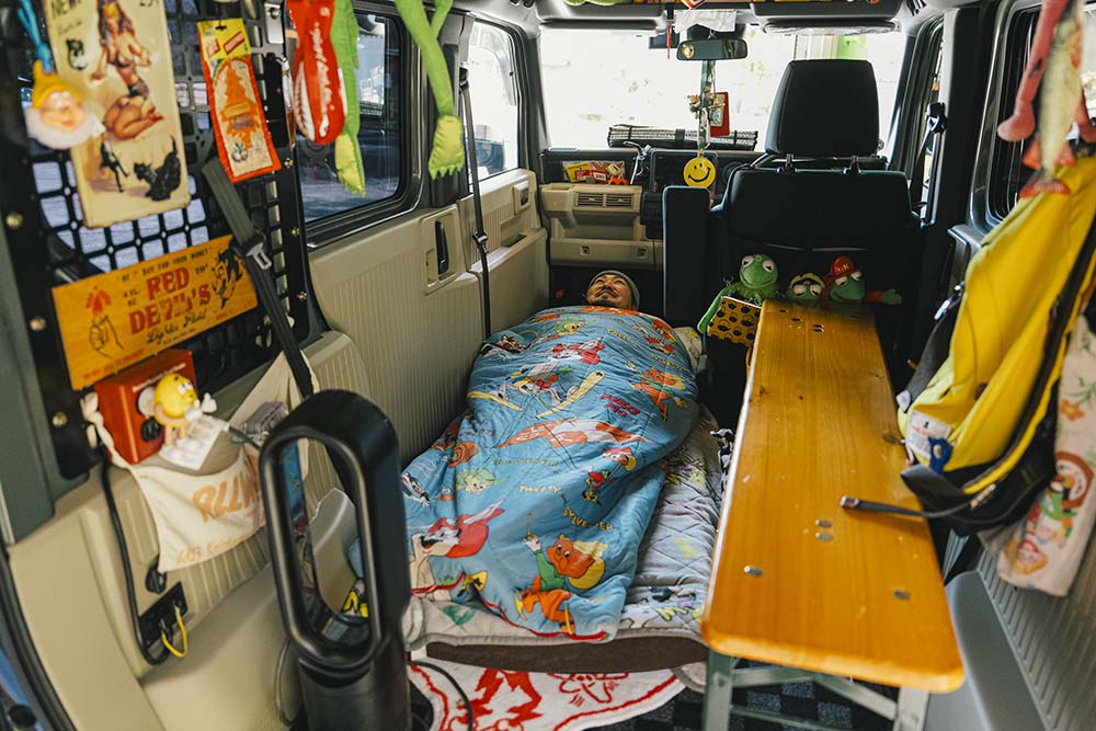 お気に入りの寝袋で眠るカーミットさん