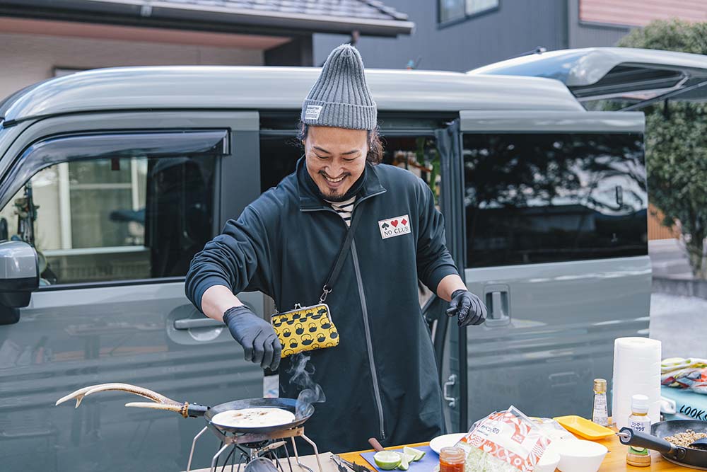 N-VAN e:の横で調理中のカーミットさん