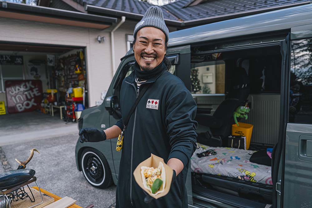 トルティーヤを笑顔で提供しているカーミットさん