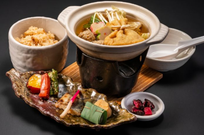 たぬき村の食事処「茶つみ亭」で食べられる「たぬき釜飯膳」