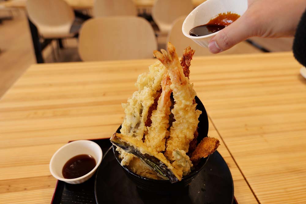 タワー天丼に味噌だれをかける