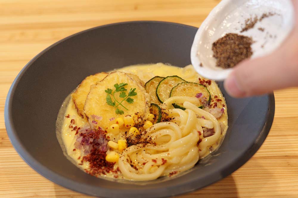 コーンポタージュうどんに魔法の粉をかける