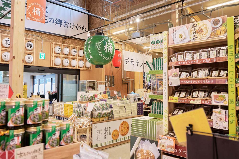 道の駅「べに花の郷おけがわ」の物販エリア