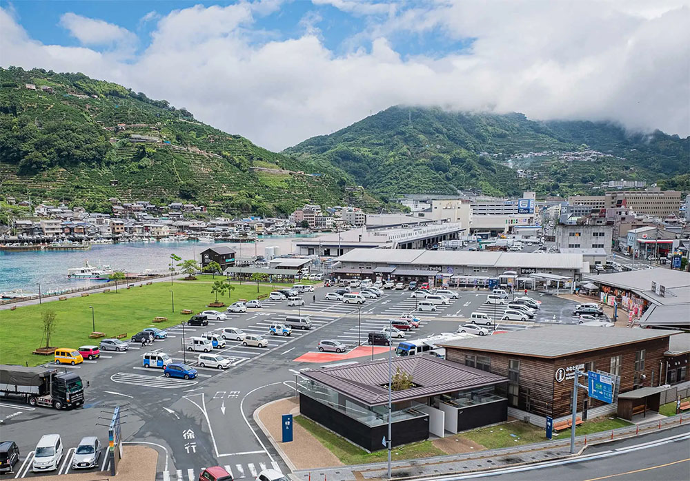 道の駅「みなとオアシス 八幡浜みなっと」の外観
