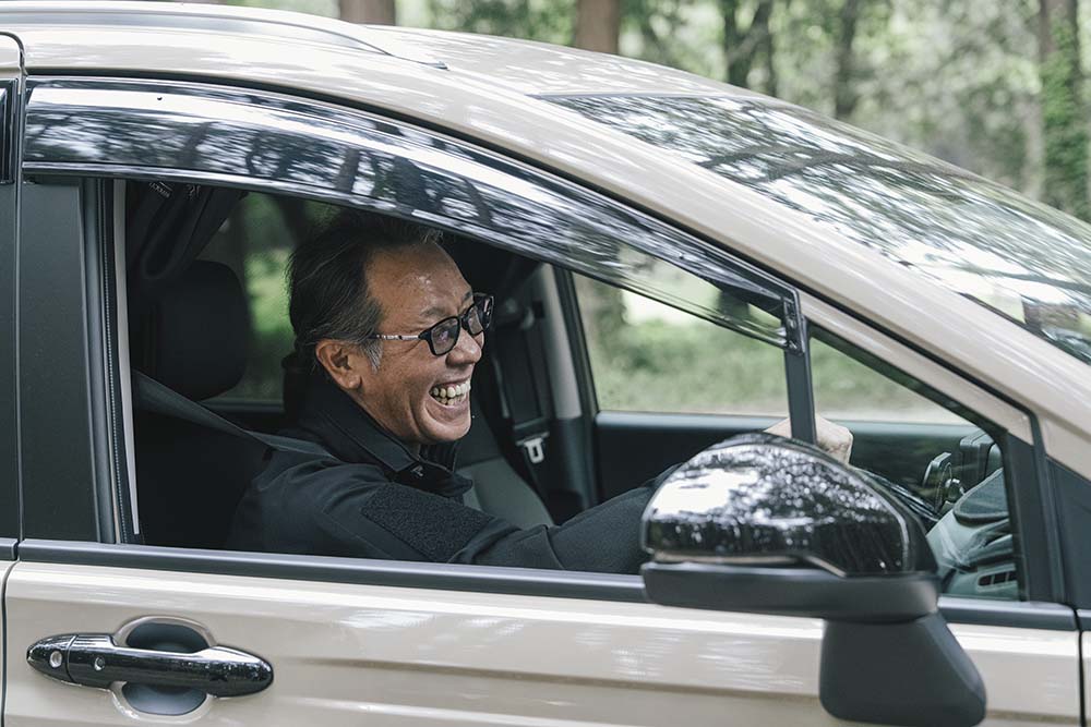 笑顔で愛車を運転するGAKUさん