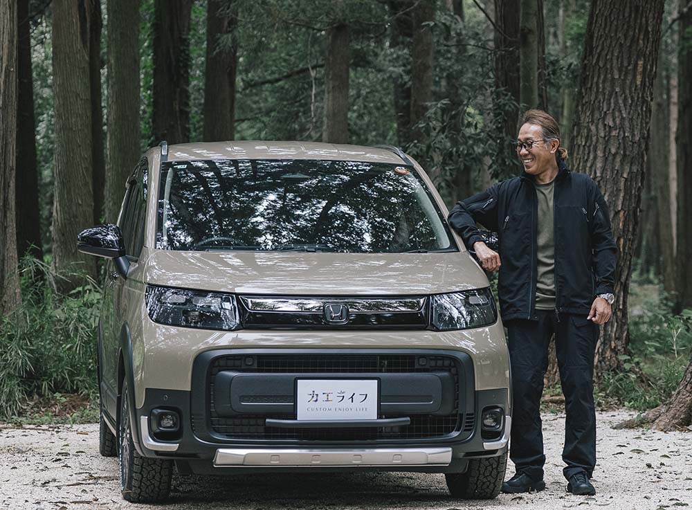 愛車フリード クロスターを見ながら笑顔を見せるGAKUさん