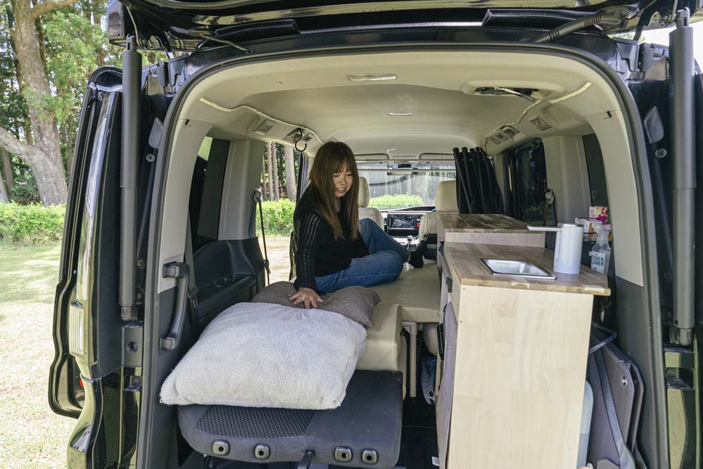 ステップワゴン車内でくつろぐまるみさん