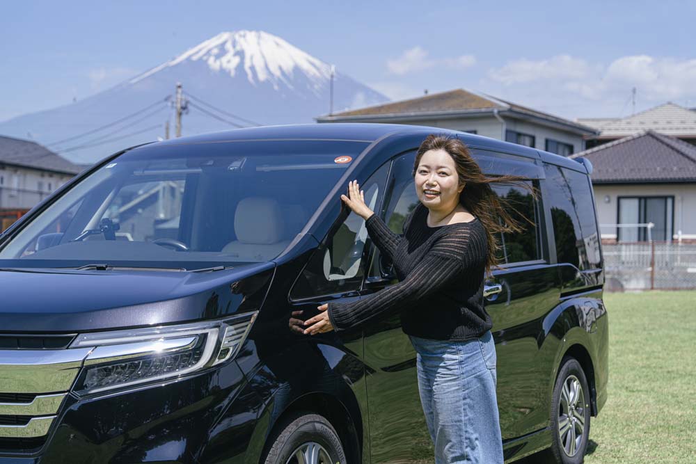 愛車ステップワゴンと共に写るまるみさん