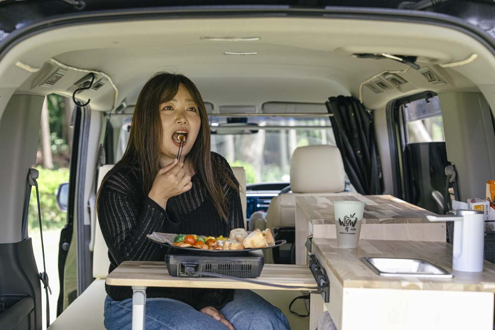 チーズフォンデュをほおばるまるみさん