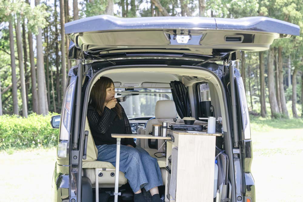 車内でコーヒーを飲むまるみさん