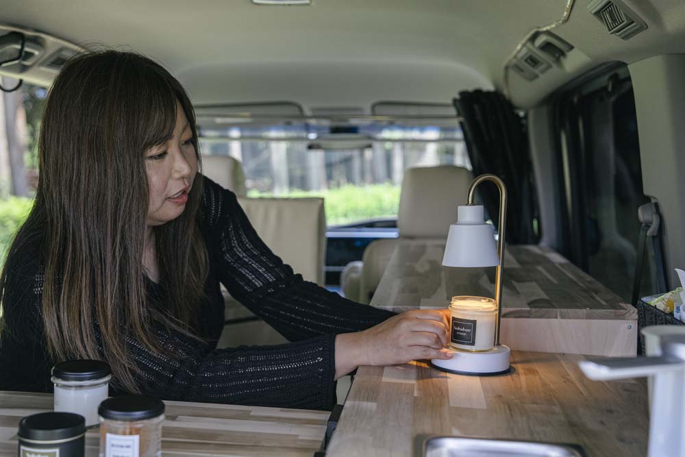 車内でキャンドルを灯すまるみさん