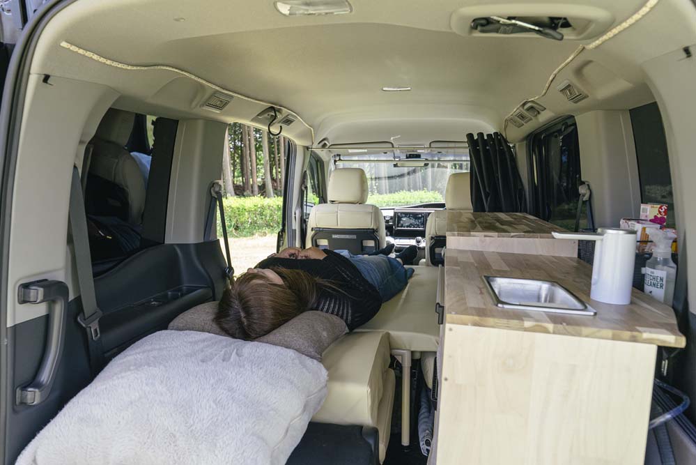 車内ベッドで眠るまるみさん