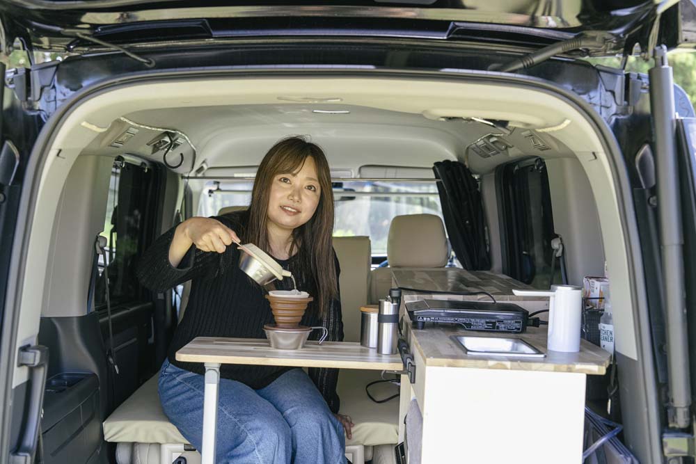 車内でコーヒーをドリップ中のまるみさん