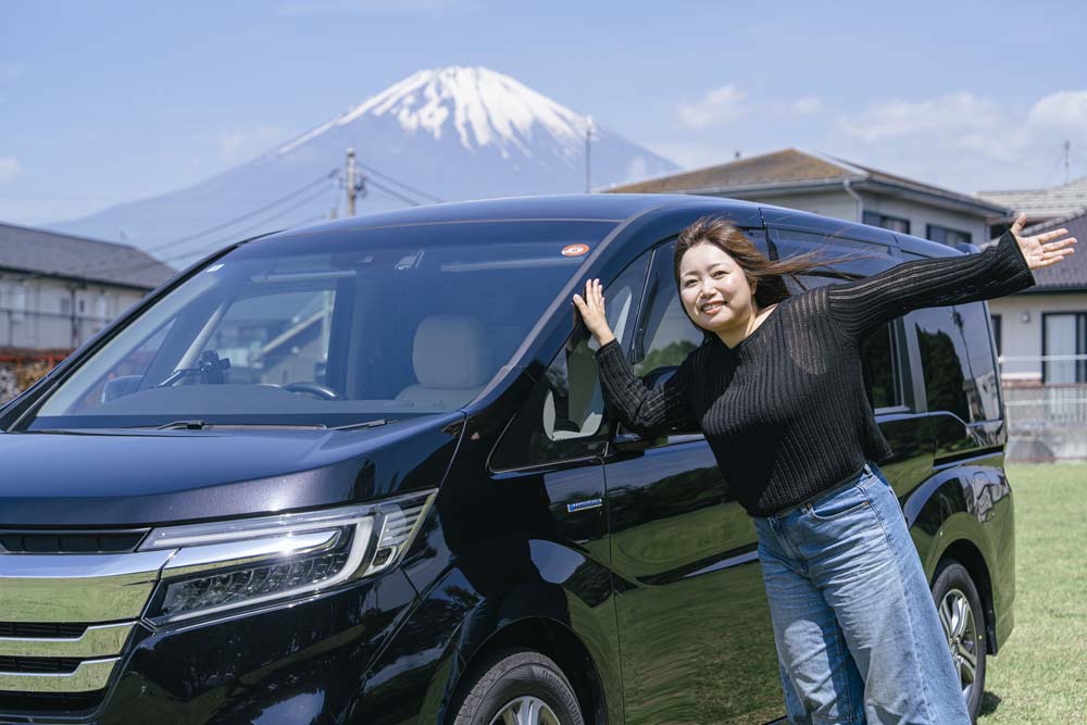 愛車ステップワゴンと一緒に写るまるみさん