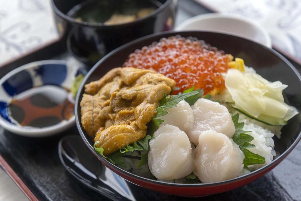 ホタテ、ウニ、イクラの三色丼