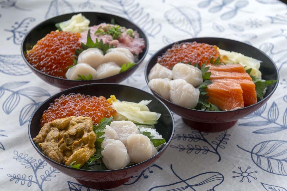 好きなネタをチョイスした３色丼