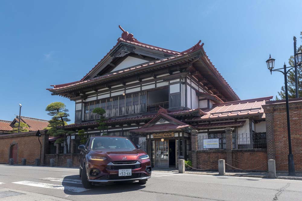 斜陽館を背景に右折するZR-V