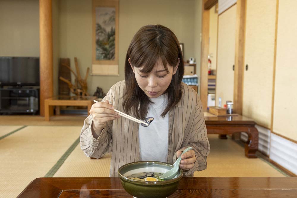 しじみラーメンを食べる磯野さん