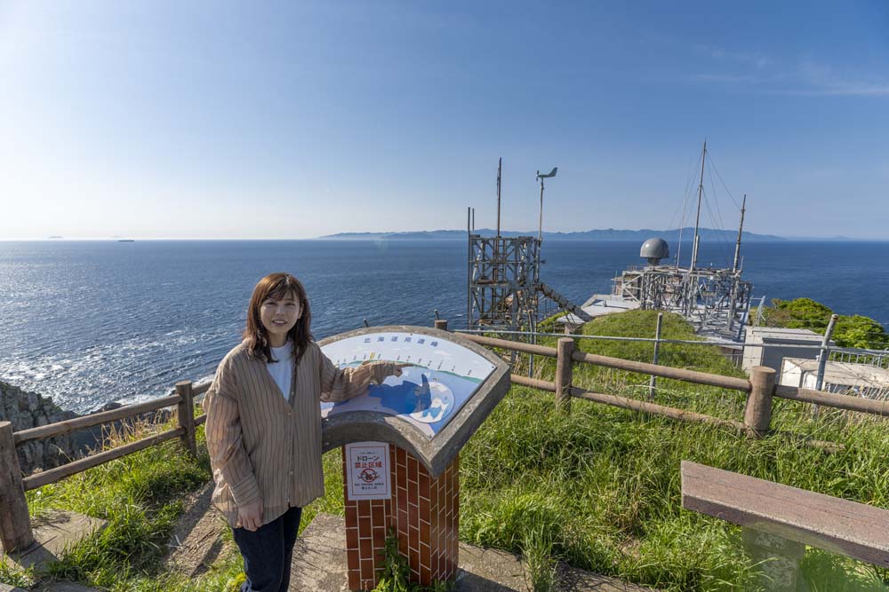 案内図を前に北海道を望む磯野さん