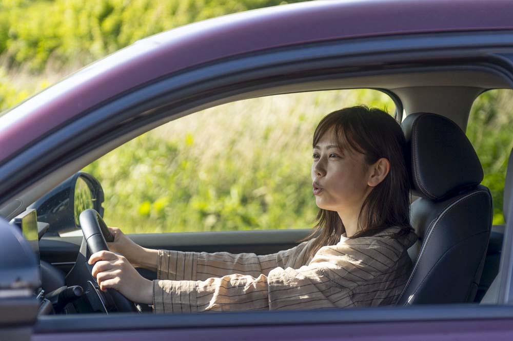 運転しながらご機嫌に歌う磯野さん