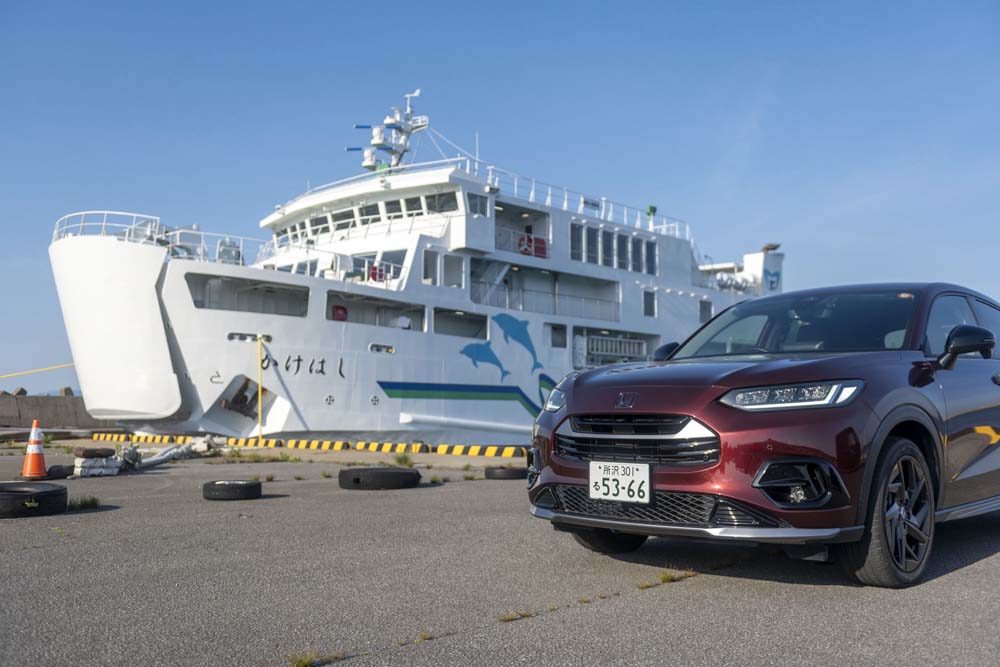 Z-RVのフロントとフェリーの船首のアップ