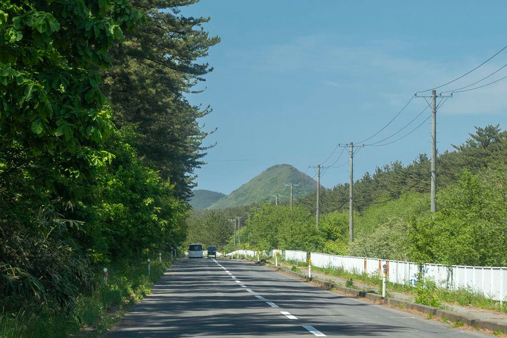道の先に見えるきれいな三角山