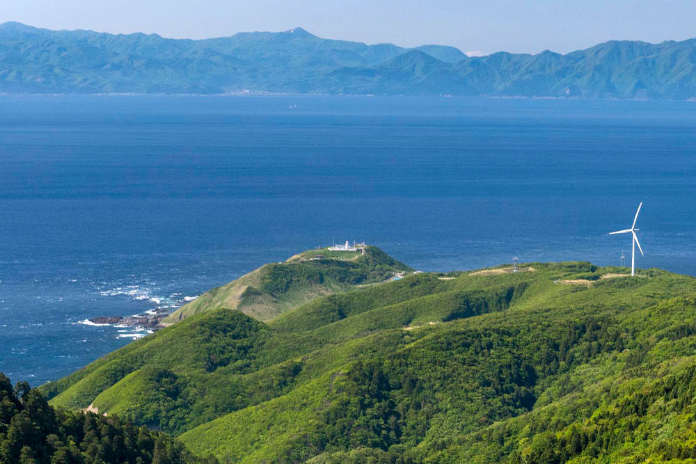 遠くに見える龍飛埼灯台