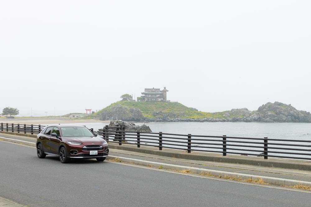 蕪島を背景に走るZR-V