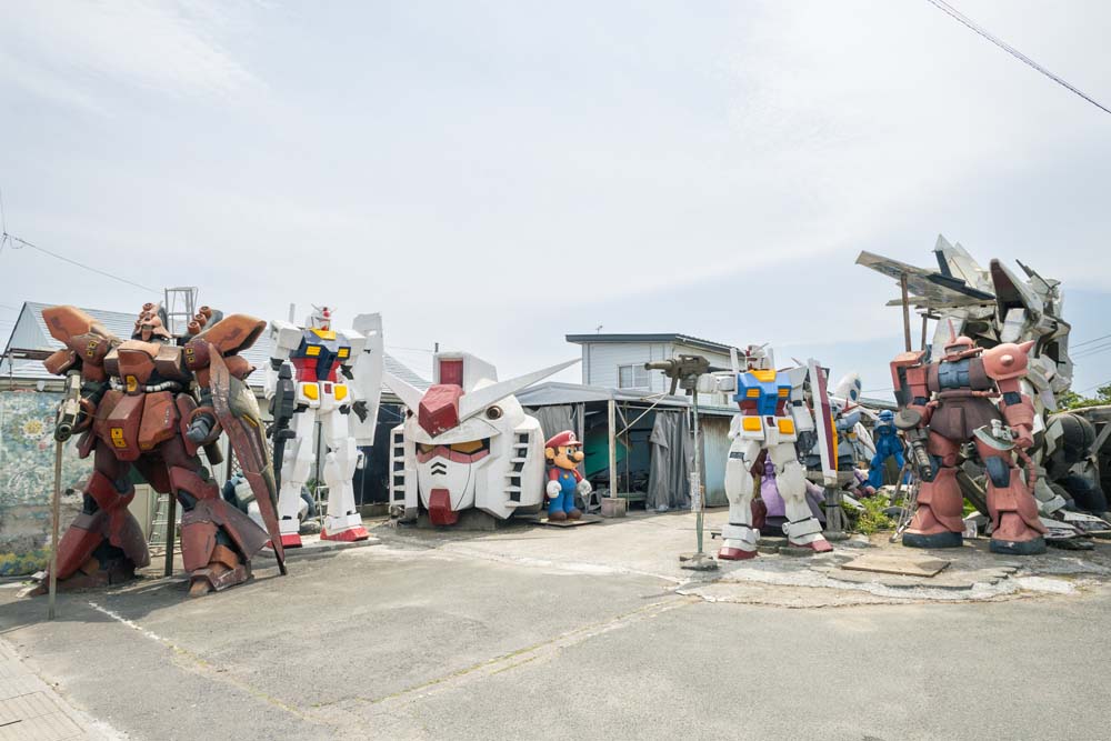 ガンダム像が並ぶ元理髪店