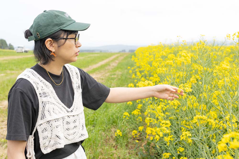 菜の花畑を鑑賞する栗本さん