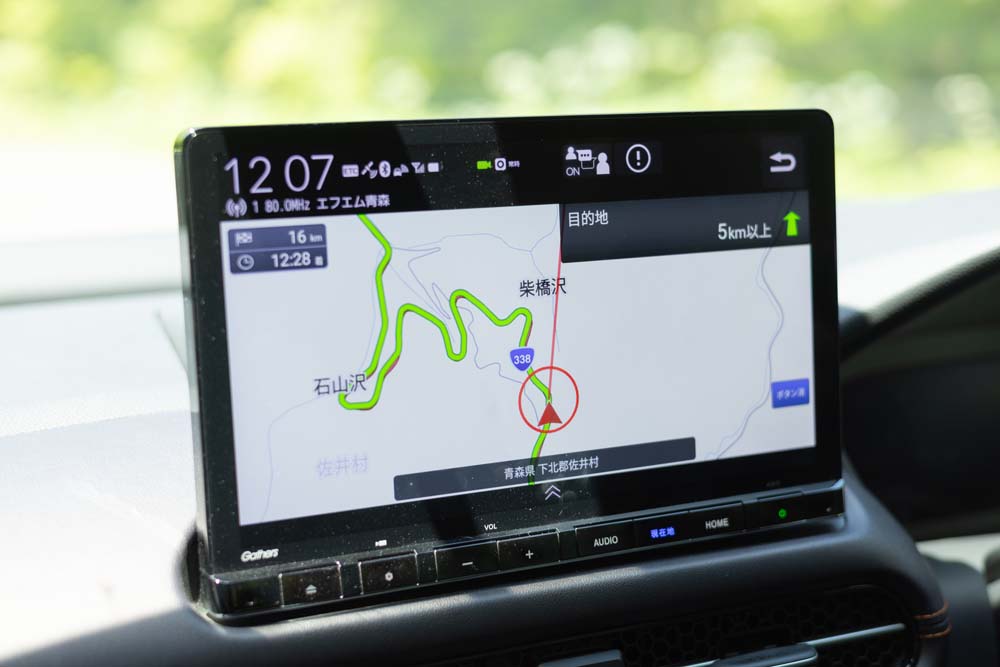 カーナビに曲がりくねったルートが表示されている