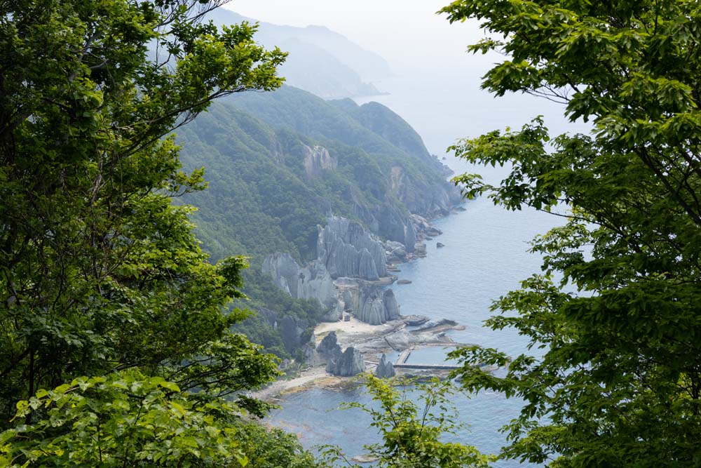 木々の間から見える仏ヶ浦の景色