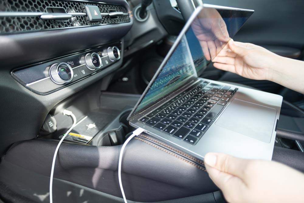 R-VのUSB PDチャージャーでパソコンを充電する様子