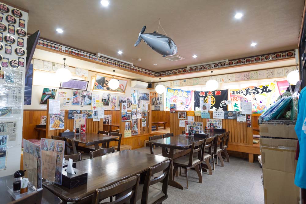 大漁旗や、マグロの産地証明シールで飾られた店内