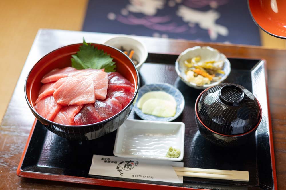 大トロ、中トロ、赤身の乗った3色マグロ丼