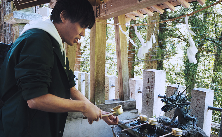 手水舎で手を清める