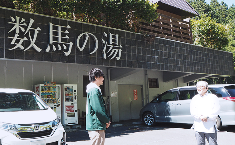 集合場所で滝行までの一連の流れを教えててもらっているりょう