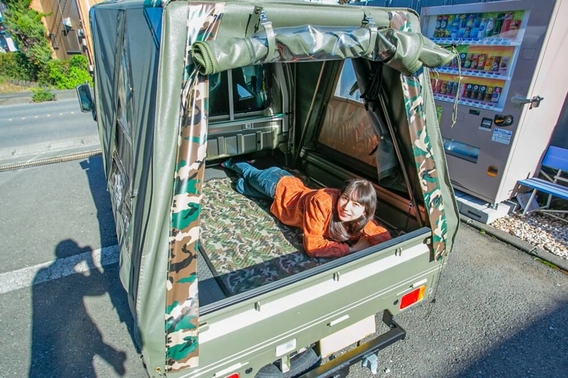 ブローのアメ車レトロカスタム。スズキ・キャリイがベースのウーキーライダーリア側。荷室はゆったりと寝転がれる広さ