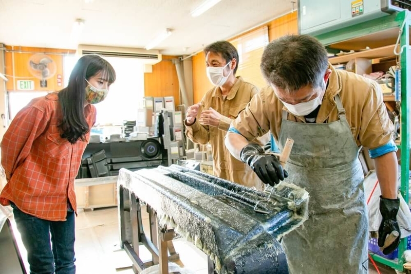 ブロー社のアメ車レトロカスタムのこだわりについて説明するモデラー・中澤さん