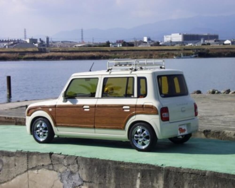 ブローのアメ車レトロカスタム。スズキ・ラパンがベースのキャルペッパーラパン