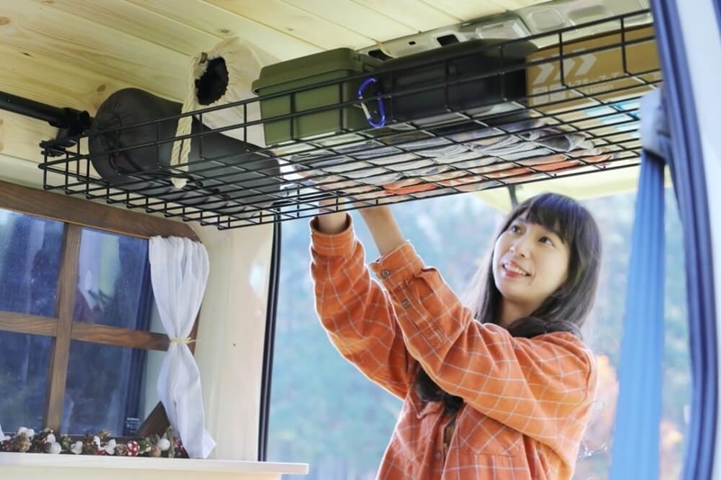 森風美さんのカスタムしたおしゃれ軽バン、Honda・バモス。ルーフインナーラックを活用してキャンプギアなどを整理