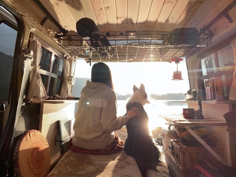 森風美さんのカスタムしたおしゃれ軽バン、Honda・バモスと、愛犬のどんちゃん