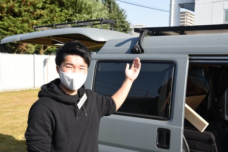 たくチャンさんのカスタムしたおしゃれ軽バン、Honda・アクティバン。ソーラーパネルについて説明するたくチャンさん