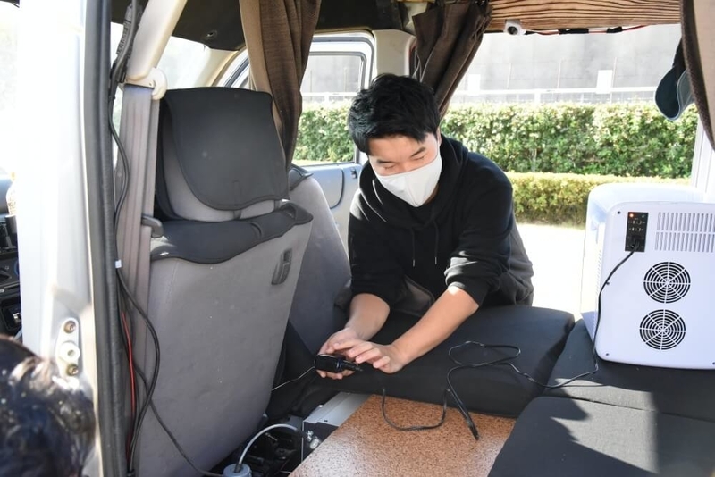 たくチャンさんのカスタムしたおしゃれ軽バン、Honda・アクティバン。インバータの説明をするたくチャンさん
