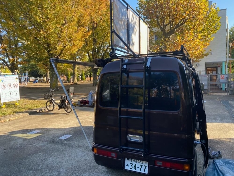 United Cafeのカスタムしたおしゃれ軽バンキッチンカー、Honda・アクティバン。ラダーは別の車体から流用している