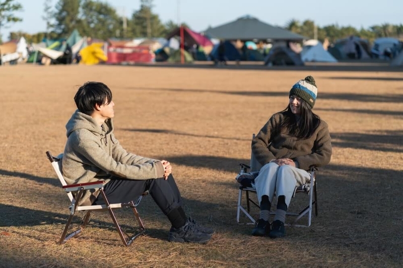 N-VANで車中泊・キャンプ、ゆるキャン聖地巡りを楽しむ野外のもりこさん夫婦インタビュー風景