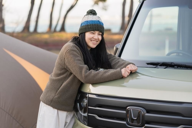 Hondaの軽自動車N-VANのカスタム部分を説明するもりこさん